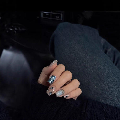 Dekorative Nagelkunst mit Kristallakzenten