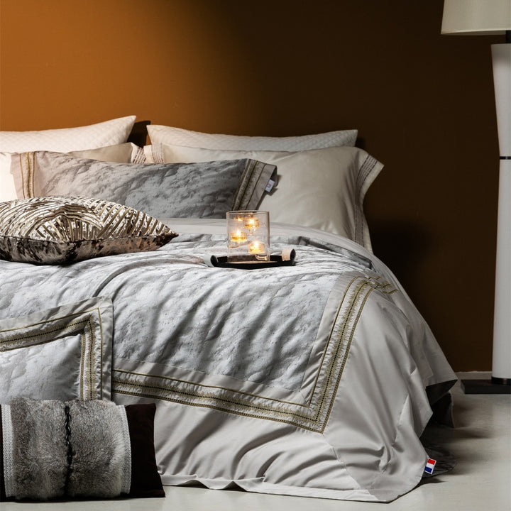 Marmor-Print Satin Bettwäsche Ensemble mit Metallic-Rand und Kunstpelz Akzentkissen