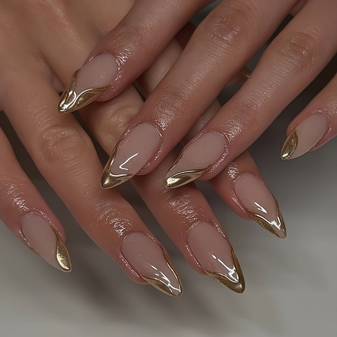 Elegante Stiletto Press-On Nägel mit goldenen Akzentspitzen Karnz