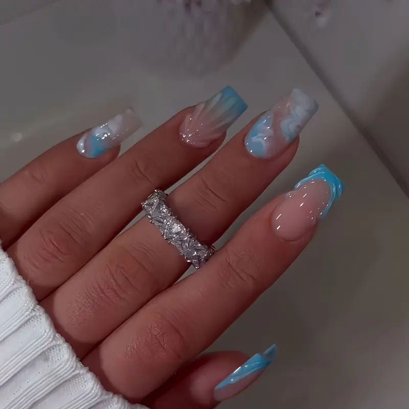 Elegantes irideszentes Nageldesign Karnz