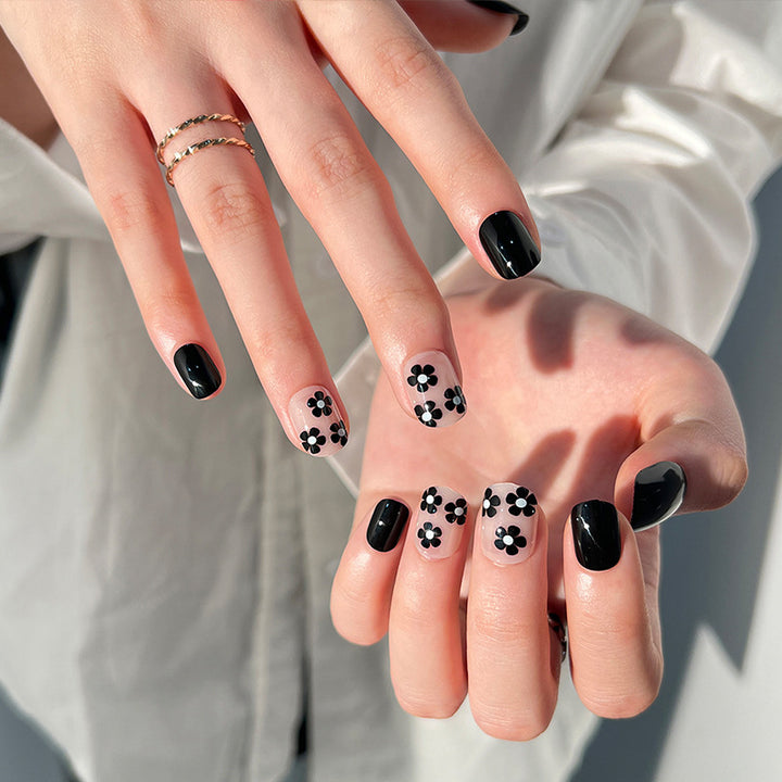 Kunstvolle Nagelverlängerungen mit elegantem Blattmuster Karnz