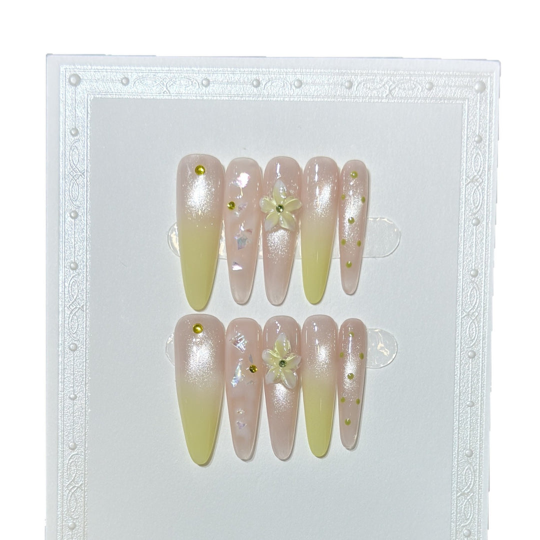 Elegantes langes Stiletto Press-On Nagelkunstset mit floralen Akzenten Karnz