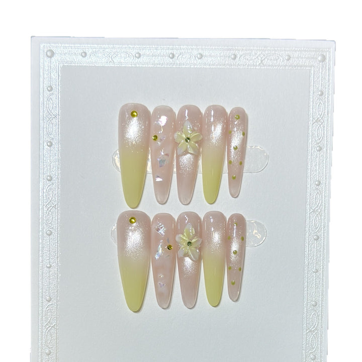 Elegantes langes Stiletto Press-On Nagelkunstset mit floralen Akzenten Karnz