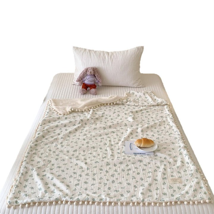 Kinderwende-Kuscheldecke aus Baumwoll-Musselin mit Pompon-Bordüre