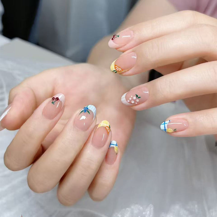 Kunstnägel mit Fröhlichen Blumendesigns Karnz
