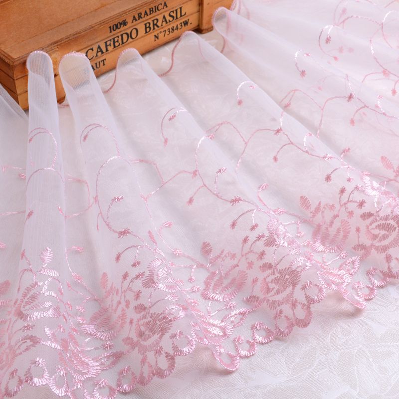 Elegante Bestickte Gardine Karnz