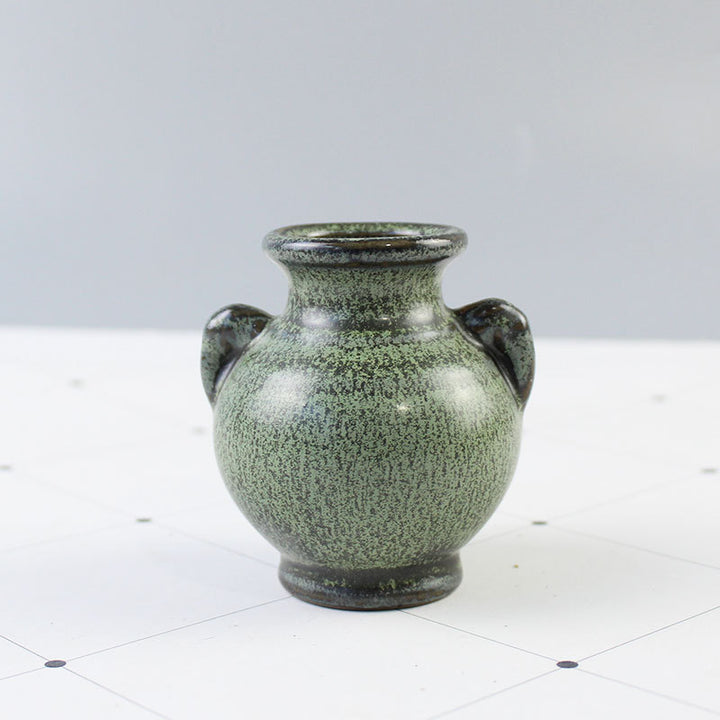Elegante Keramikvase mit kunstvollem Design Karnz