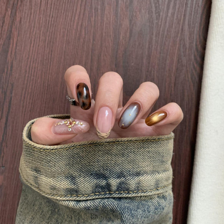 Kunstnagelset mit Eleganten Mustern und Glitzerakzenten Karnz