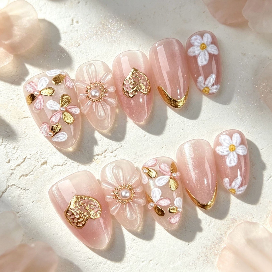 Blumige und goldakzentuierte Press-On Nagelset