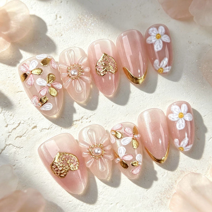 Blumige und goldakzentuierte Press-On Nagelset