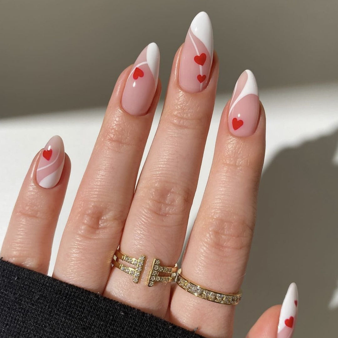 Herz-verzierte Stiletto-Nagelkunst Karnz