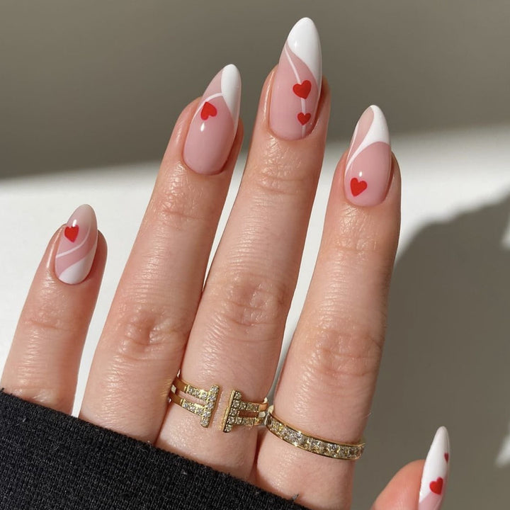 Herz-verzierte Stiletto-Nagelkunst Karnz