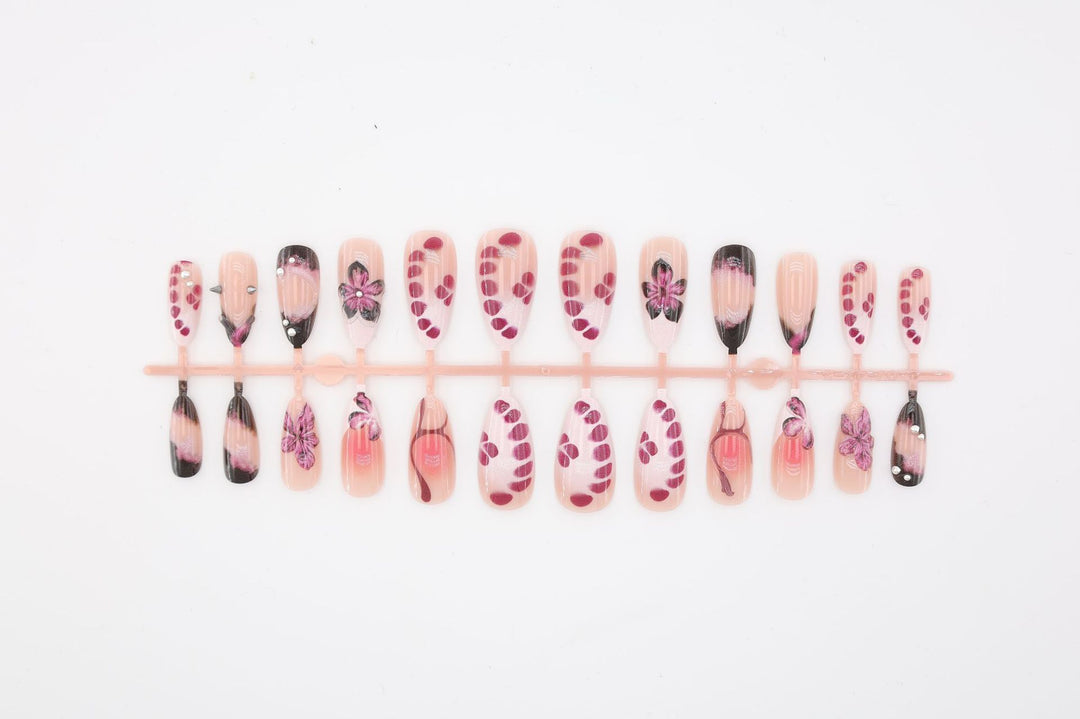 Kunstnagelset mit eleganten floralem Design und glänzenden Akzenten Karnz