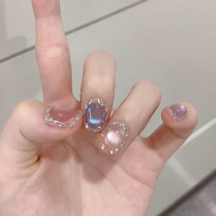 Künstliche Kunstnägel mit Schimmernden Effekten und Eleganten Glitzerakzenten Karnz