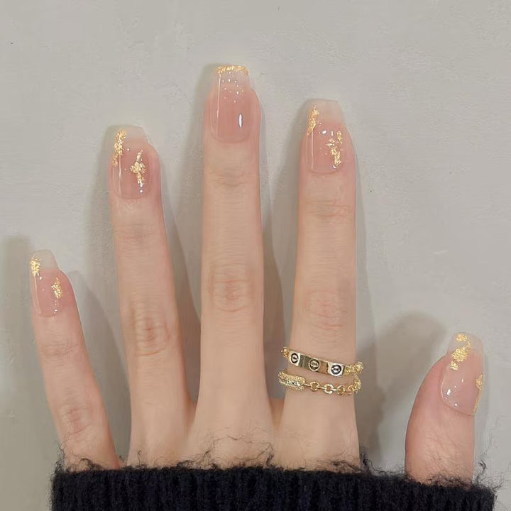 Dekoratives Press-On Nagelkunstset mit goldenen Akzenten