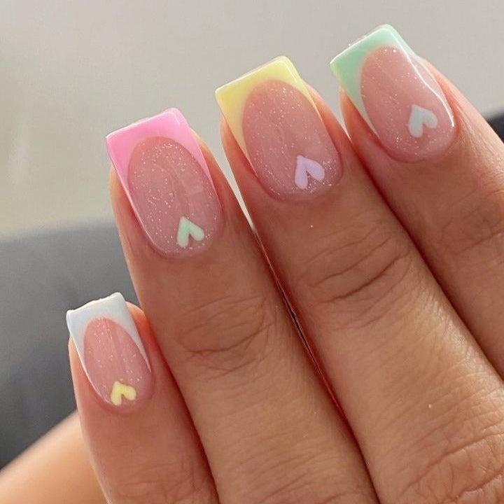 Kunstnagelset mit verspielten Farbverläufen und Herzmotiven Karnz
