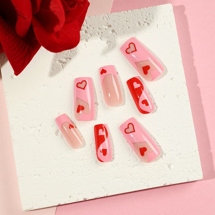 Künstliche Nagelkunst mit Herz-Design und Glitzerakzenten Karnz