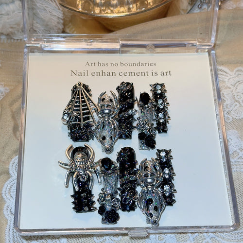 Gothic-inspirierte Nagelkunst-Dekorationen