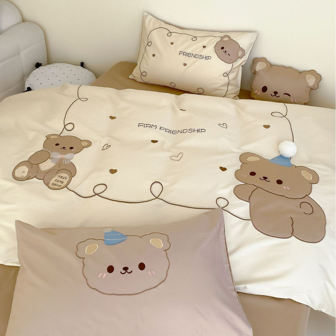 Niedliches Baumwollsatin-Bettwäsche-Set mit Teddybär-Applikation und Zierkissen