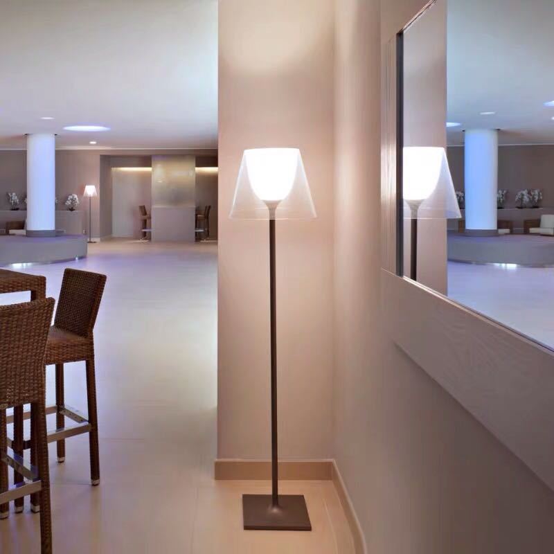 Moderne Minimalistische Stehleuchte mit verstellbarem Schirm