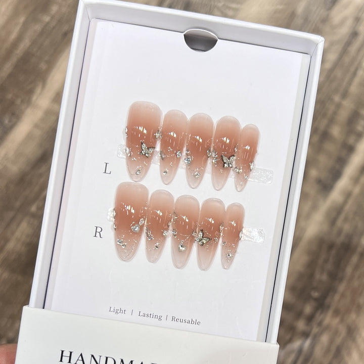 Handgefertigtes Stiletto Press-On Nagelset mit Schmucksteinakzenten Karnz