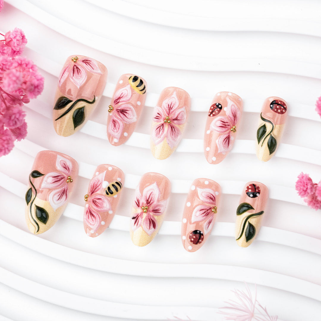 Kunstvolle Nagelverlängerungen mit floralen Designs Karnz
