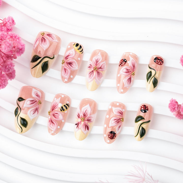 Kunstvolle Nagelverlängerungen mit floralen Designs Karnz