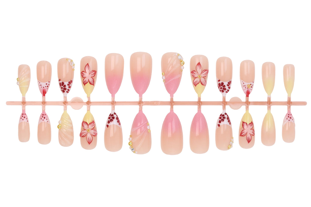 Kunstnagelset mit kreativen floralem Design und glitzernden Akzenten Karnz