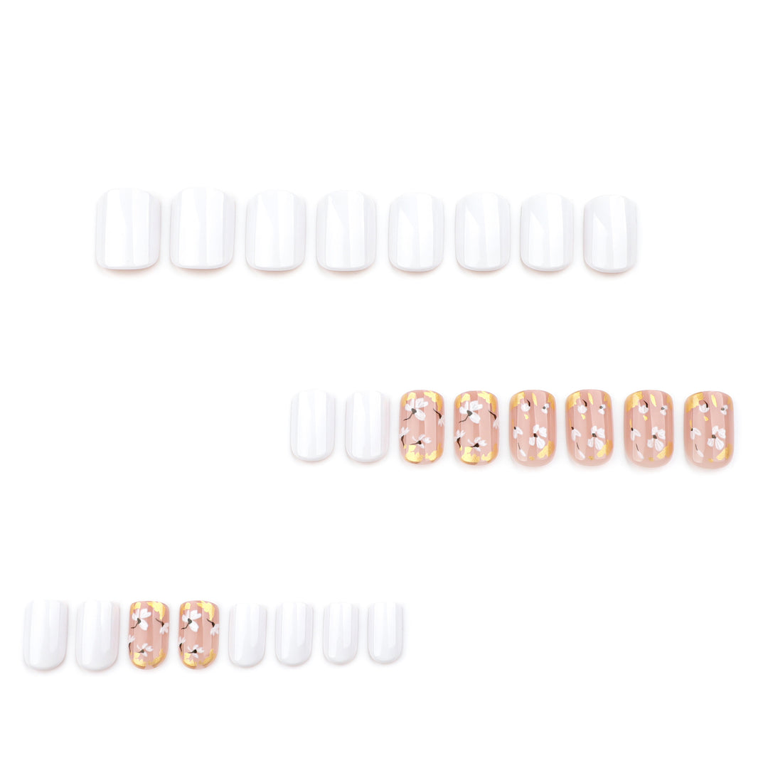 Künstliche Nagelkunst mit zarten Blüten und Glitzerakzenten Karnz