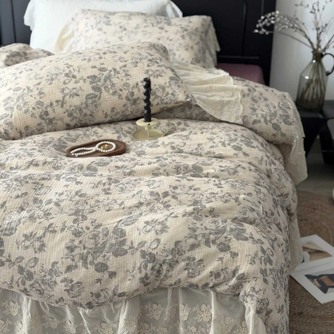 Gestepptes Baumwoll-Quilt-Bettwäscheset mit Vintage-Rosenprint und Seersucker-Struktur