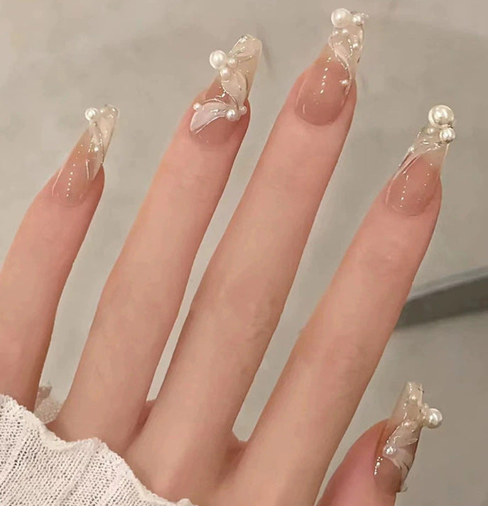 Elegantes Nageldesign mit Perlenverzierung Karnz