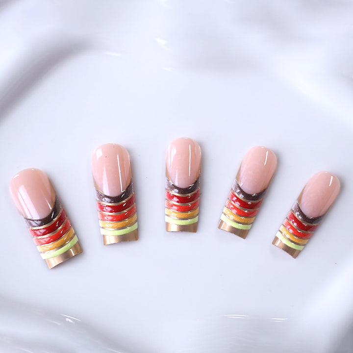 Künstlerisches French Tip Nagelset Karnz