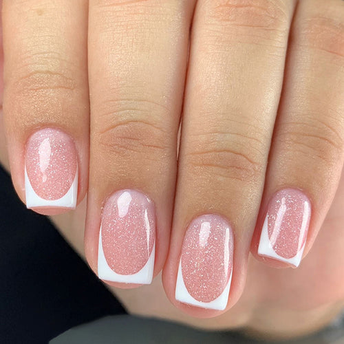 Funkelnde Nagelkunst mit elegantem French Tip Karnz