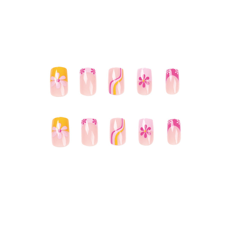 Kreative Nagelkunst mit floralem Design und bunten Akzenten Karnz