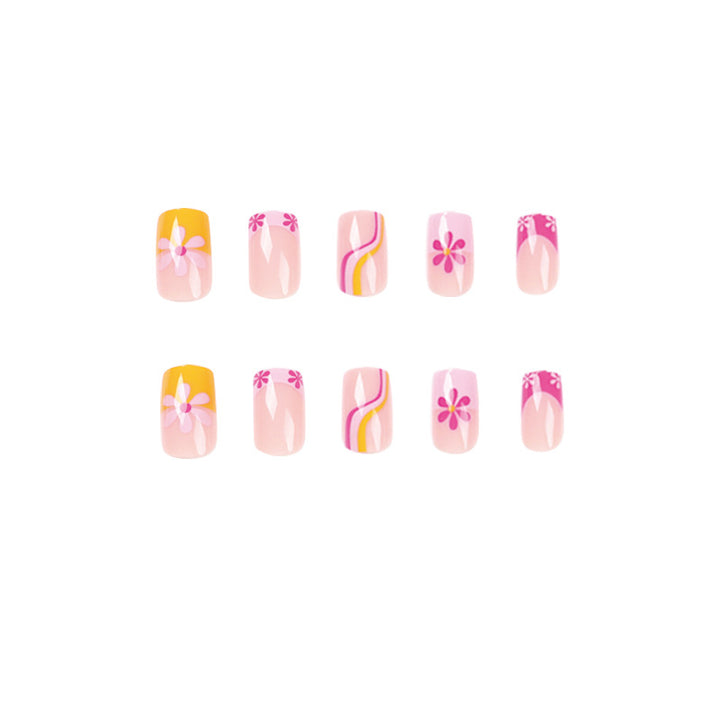 Kreative Nagelkunst mit floralem Design und bunten Akzenten Karnz