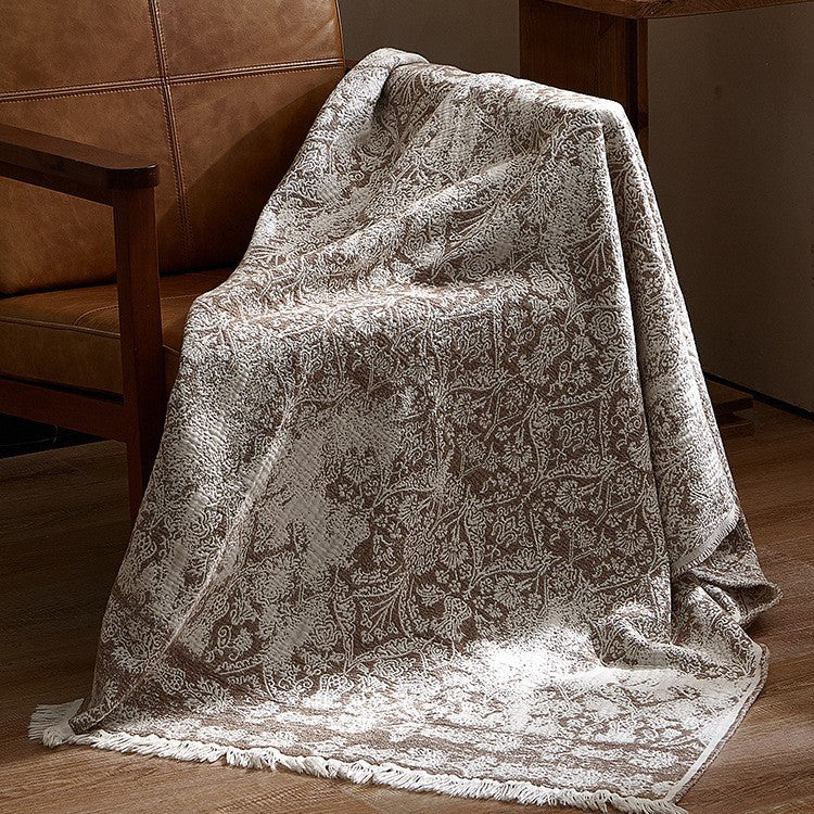 Große kuschelige Wohndecke aus Baumwollmischgewebe mit geometrischem Jacquardmuster und Fransensaum