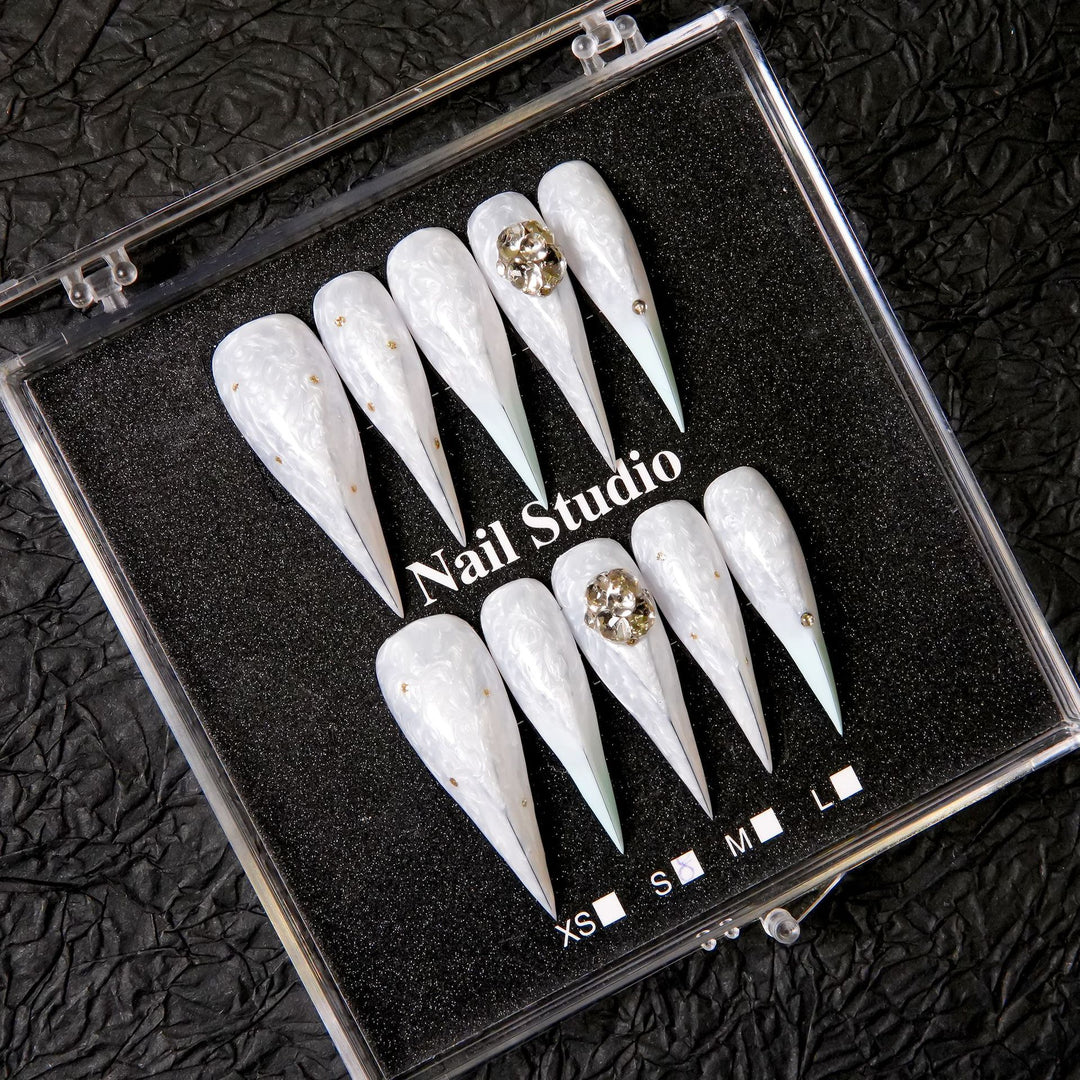 Premium Stiletto Press-On Nagelset mit dekorativen Akzenten