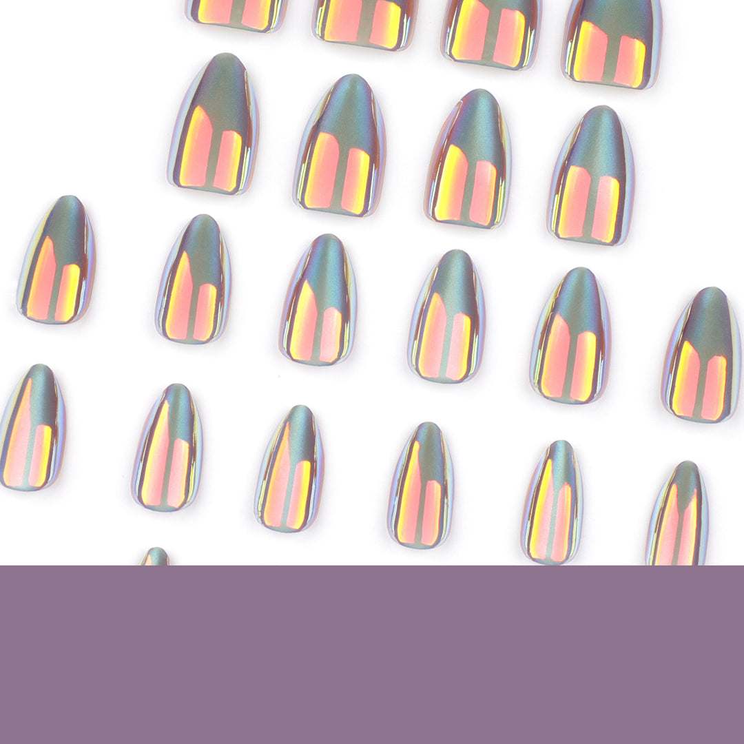 Glänzende Stiletto-Nägel mit aufregendem Design Karnz