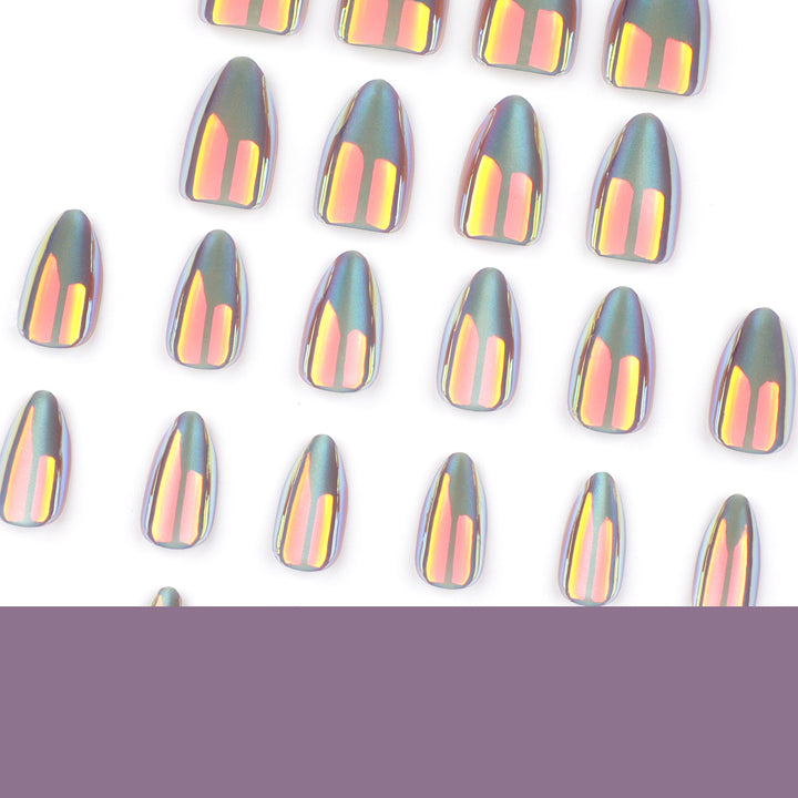 Glänzende Stiletto-Nägel mit aufregendem Design Karnz