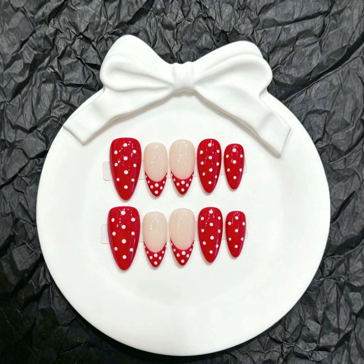 Verspieltes Press-On Nagelkunstset mit gepunktetem rotem Design