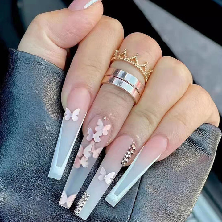 Kunstnagelset mit stilvollen Schmetterlingsverzierungen Karnz