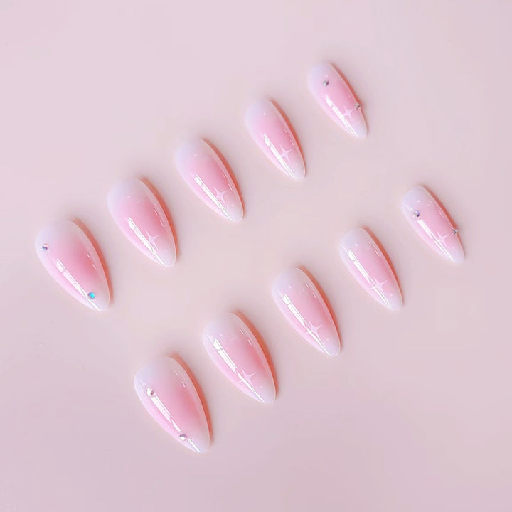 Kunstnagelset mit romantischem Herz-Design und verzierten Akzenten Karnz