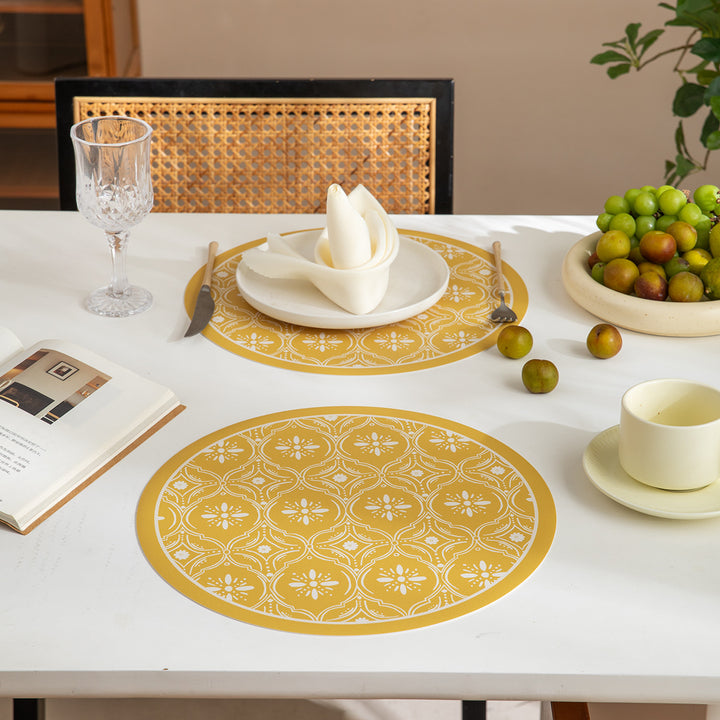 Runder dekorativer Teppich mit floraler Tierillustration und feiner Jacquardstruktur Karnz