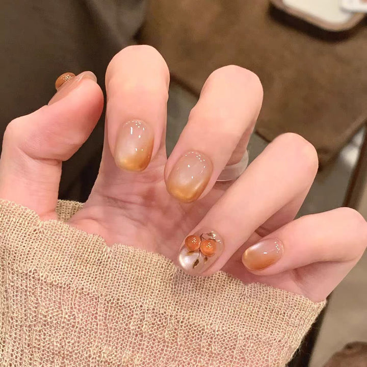 Kunstnägel mit Elegantem Ombre-Effekt und Floralen Akzenten Karnz