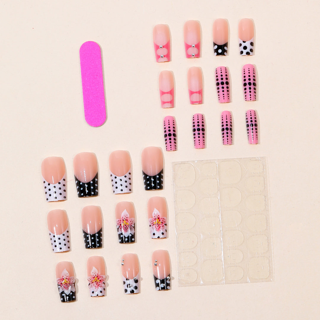 Künstlerische florale Nagelkunst Karnz