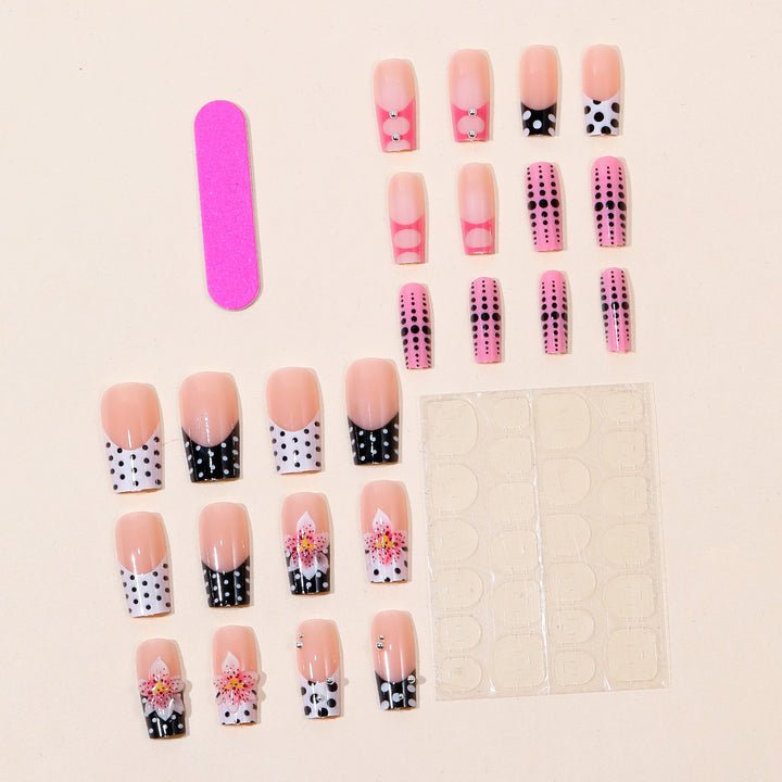 Künstlerische florale Nagelkunst Karnz