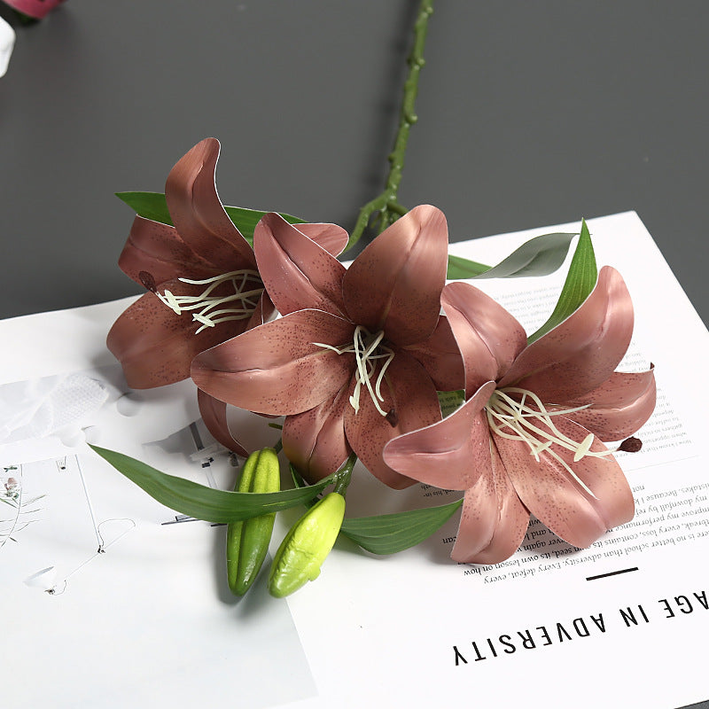 Lebensechte Lilienstängel-Anordnung