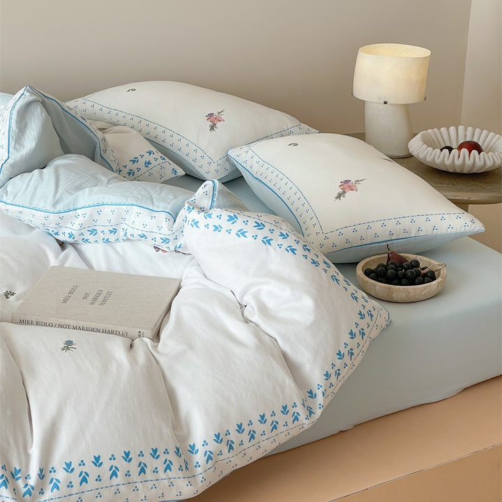 Bestickte Baumwoll-Bettwäsche mit Blumendesign und dekorativem Rand