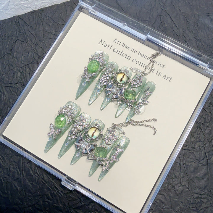 Dekorative mit Rhinestones veredelte Nagelspitzen