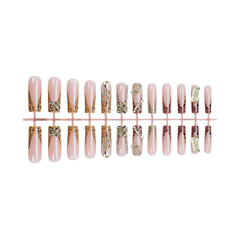 Kunstnagelset mit elegantem Dekor und Glitzer Karnz